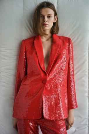 Claudia Winkleman käyttää punaista Zara-paljettipukua tiukasti käynnistettävään näyttelyyn 