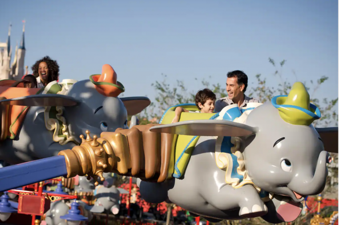 matkustajat ratsastavat dumbolla lentävällä norsulla Walt Disneyn maailman taikavaltakunnan puistossa