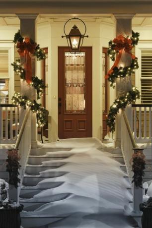 kutsuva joulun oviaukko lunta kuistin portaita ja kaiteita